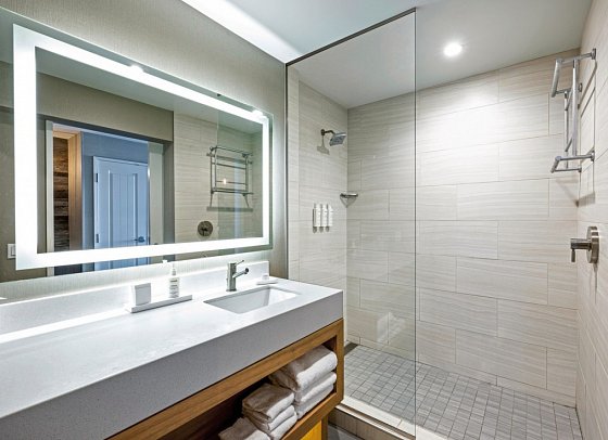 Inn at the Pier Pismo Beach, Curio Collection by Hilton - Beispiel Bad (Zimmercodierungen UG2 & UG4)