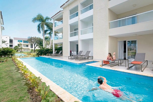 Emotions by Hodelpa Juan Dolio - Beispiel Terrasse Club Essentia Swim out (Zimmercodierungen DS2 & DL2)