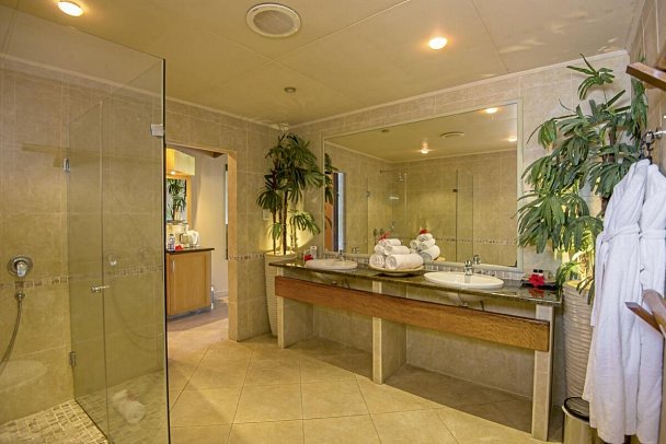 Coco de Mer & Black Parrot Suites - Beispiel Bad (Zimmercodierungen JB1, JH1 & JH2)