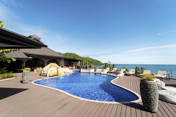 Coco de Mer & Black Parrot Suites
