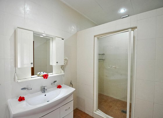 The Britannia Hotel - Beispiel Bad Superior (Zimmercodierungen US1 & UH1)