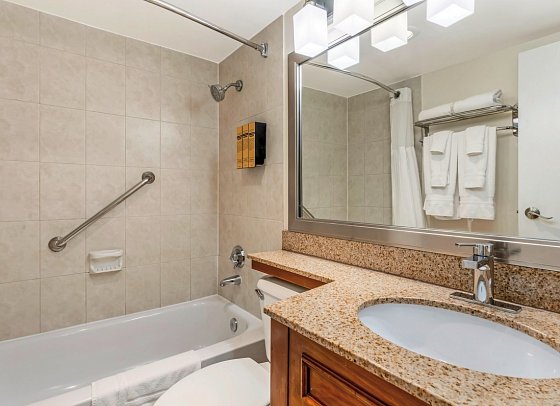 Best Western Plus Grosvenor Airport Hotel - Wohnbeispiel Badezimmer (Zimmercodierung UG1)
