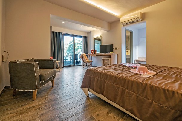 Lagomandra Beach Hotel - Wohnbeispiel Familienzimmer Deluxe