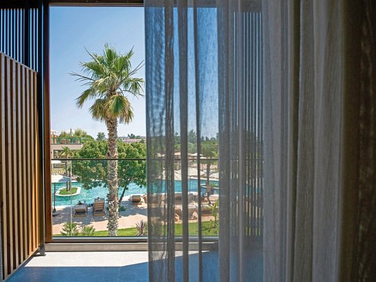 Portes Theros - Wohnbeispiel Doppelzimmer Poolblick (Zimmercodierung DBP)