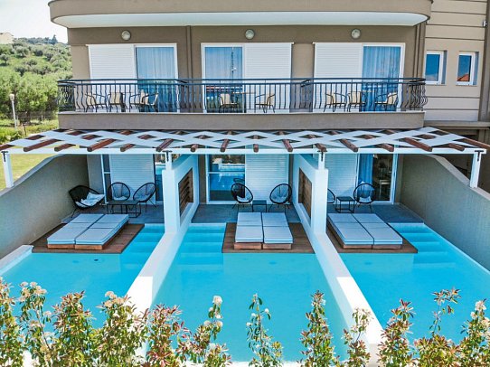 Royal Hotel and Suites