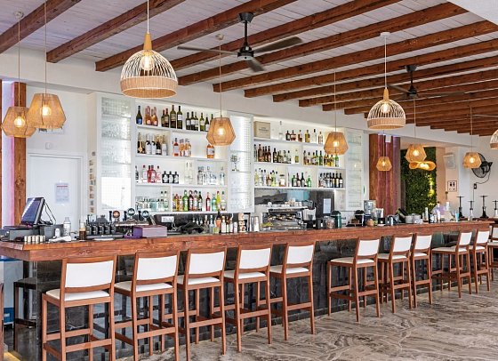 Royal Hotel and Suites - Olivo Beach-Bar