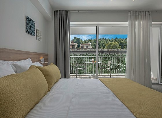 Hotel Kriopigi - Wohnbeispiel Doppelzimmer Komfort Landblick (Zimmercodierung DFL)