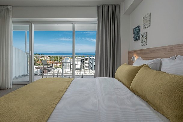 Hotel Kriopigi - Wohnbeispiel Doppelzimmer Komfort Meerblick (Zimmercodierung DFM)