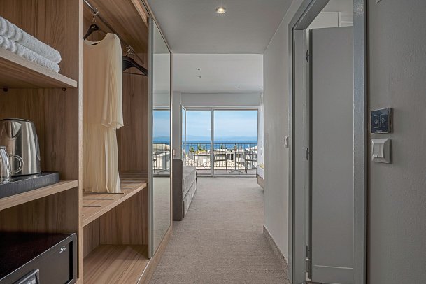 Hotel Kriopigi - Wohnbeispiel Doppelzimmer Komfort Meerblick (Zimmercodierung DFM)