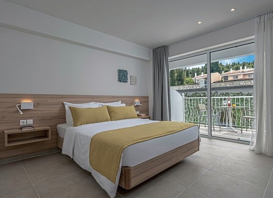 Hotel Kriopigi - Wohnbeispiel Doppelzimmer Komfort Landblick (Zimmercodierung DFL)