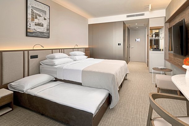 Grand Hotel View - Wohnbeispiel Doppelzimmer Superior Meerblick mit 2 Extrabetten (Zimmercodierung DSM)