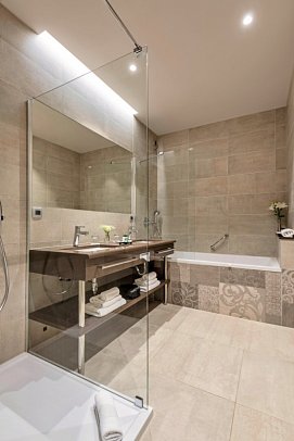 Hotel Plaza Omis - Wohnbeispiel Bad (Zimmercodierungen DB1, DC2 & EB1)