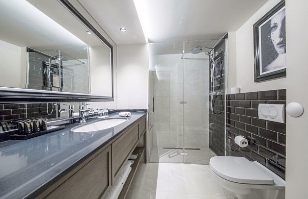 Grand Hotel Slavia - Beispiel Bad Doppelzimmer Premium Meerblick (Zimmercodierungen DMM & DC3)