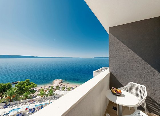 Medora Auri Family Beach Resort - Beispiel Balkon Doppelzimmer Komfort seitl. Meerblick (Zimmercodierungen DFN & DCN)