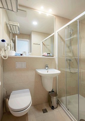 Bluesun Hotel Alga - Beispiel Bad (Zimmercodierungen EBC, DE1, DC3, DB1, DC4, DBC, DC5, DS1 & DSc)