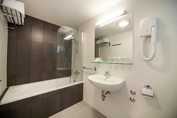 Bluesun Hotel Neptun - Beispiel Bad Familienzimmer Nebengebäude (Zimmercodierung FBV)