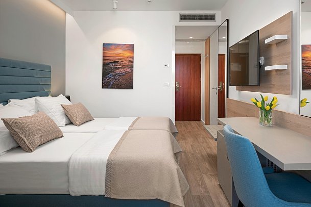 Valamar Meteor Hotel - Wohnbeispiel Zimmer für 4 plus 1 Meerseite (Zimmercodierung FVN)