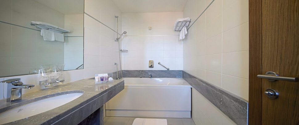 Hotel Park Makarska - Beispiel Bad Juniorsuite Meerblick (Zimmercodierung J5M)