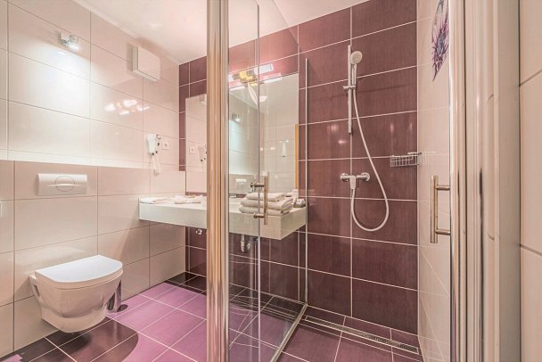 Aminess Vival Velaris Resort - Beispiel Bad Doppelzimmer Superior Gartenblick (Zimmercodierung JB1)