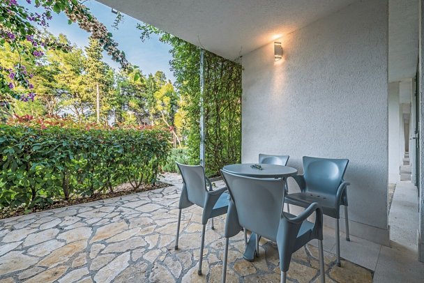 Aminess Vival Velaris Resort - Beispiel Balkon Doppelzimmer Superior Gartenblick (Zimmercodierung JB1)