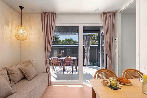 Pinadria Camping Resort - Wohnbeispiel Mobilheim Premium Glamping Escape (Zimmercodierung CM2)