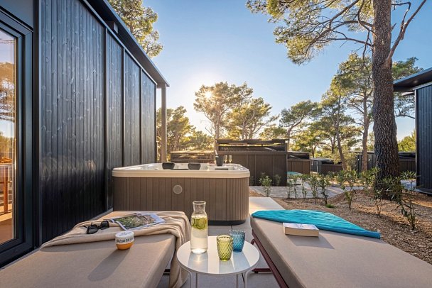 Pinadria Camping Resort - Beispiel Terrasse Mobilheim Glamping Escape (Zimmercodierung CB1)