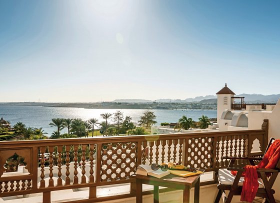 Mövenpick Resort Sharm El Sheikh - Beispiel Terrasse Doppelzimmer Superior Meerblick (Zimmercodierungen DSM & DCM)