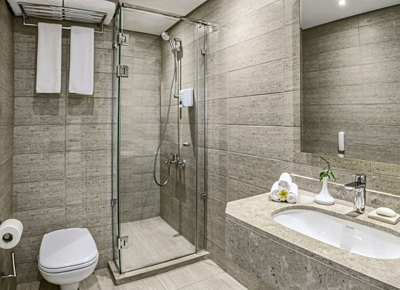 JAZ Fanara Resort & Residence - Beispiel Bad Doppelzimmer Standard Gartenblick (Zimmercodierungen DGG & DCG)