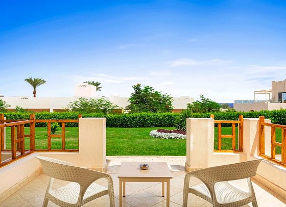 Pickalbatros Royal Grand Resort - Beispiel Terrasse Doppelzimmer Superior Gartenblick (Zimmercodierungen DSG & DP1)