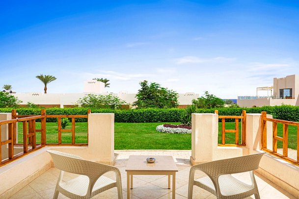 Pickalbatros Royal Grand Resort - Beispiel Terrasse Doppelzimmer Superior Gartenblick (Zimmercodierungen DSG & DP1)