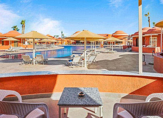 Pickalbatros Laguna Club Resort - Beispiel Terrasse Bungalow Poolblick (Zimmercodierung BPP)