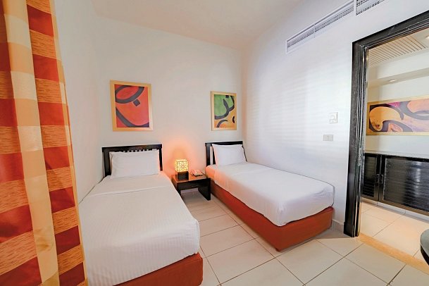 Sentido Reef Oasis Senses Resort - Wohnbeispiel Familienzimmer Poolblick (Zimmercodierung F1P)