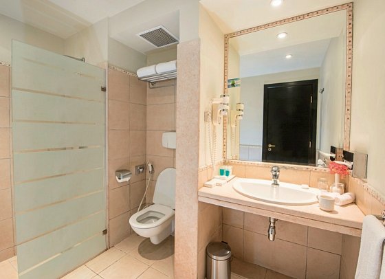 Sentido Reef Oasis Resort - Beispiel Bad Doppelzimmer Superior Poolblick (Zimmercodierungen DSP & DCP)