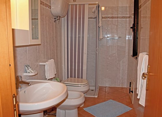 Residence La Taverna - Badezimmer Beispiel Appartement (Zimmercodierungen AB1 & OB1)