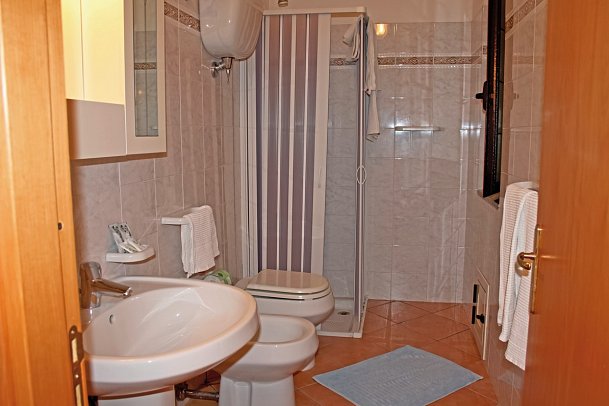 Residence La Taverna - Badezimmer Beispiel Appartement (Zimmercodierungen AB1 & OB1)