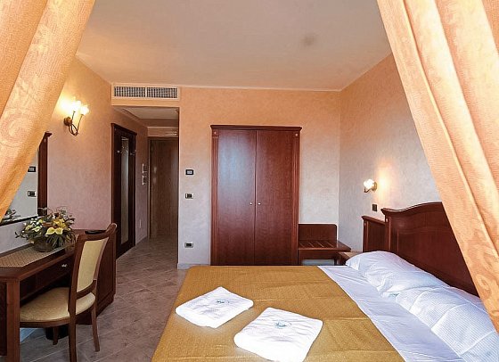 Santa Chiara - Wohnbeispiel Doppelzimmer Standard Meerblick (Zimmercodierung DGM)