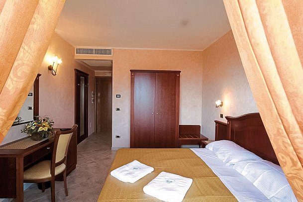 Santa Chiara - Wohnbeispiel Doppelzimmer Standard Meerblick (Zimmercodierung DGM)