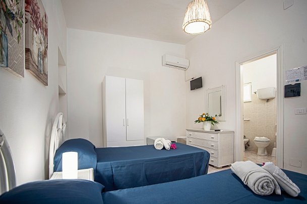 Villaggio Baia d'Ercole - Hotel - Wohnbeispiel Familien-Zimmer (Zimmercodierung FB1)