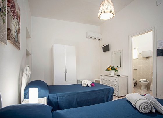 Villaggio Baia d'Ercole - Hotel - Wohnbeispiel Familien-Zimmer (Zimmercodierung FB1)