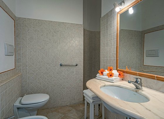 Cala di Volpe - Wohnbeispiel Badezimmer Appartment 1 Schlafzimmer Meerblick (Zimmercodierung A1M)