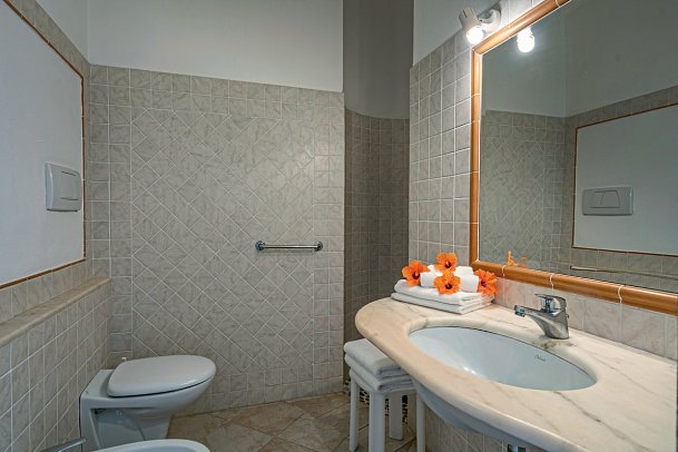 Cala di Volpe - Wohnbeispiel Badezimmer Appartment 1 Schlafzimmer Meerblick (Zimmercodierung A1M)