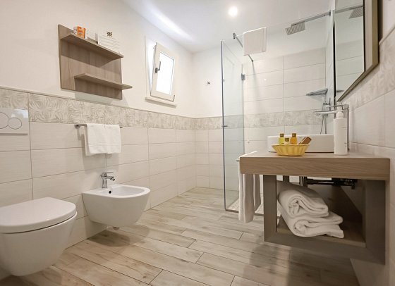 Baia del Godano Resort & Spa - Badezimmer Doppelzimmer Komfort (Zimmercodierung DF1)