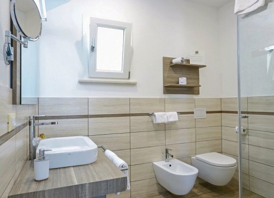 Baia del Godano Resort & Spa - Badezimmer Junior Suite (Zimmercodierung JB1)