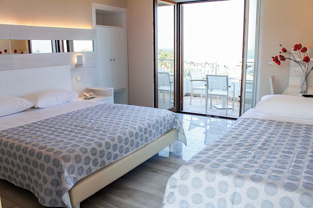 Borgo Donna-Canfora - Wohnbeispiel Dreibettzimmer Meerblick (Zimmercodierung TBM)