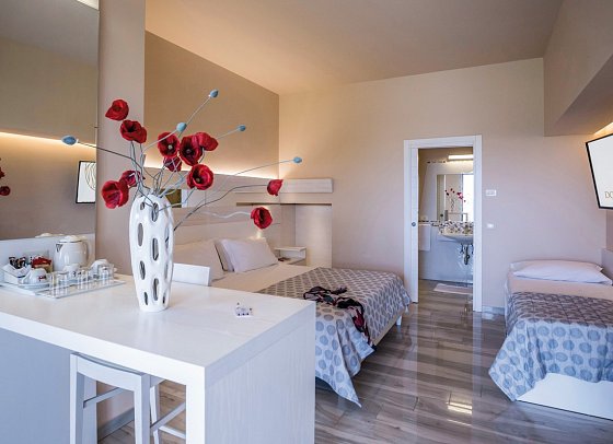 Borgo Donna-Canfora - Wohnbeispiel Dreibettzimmer Meerblick (Zimmercodierung TBM)
