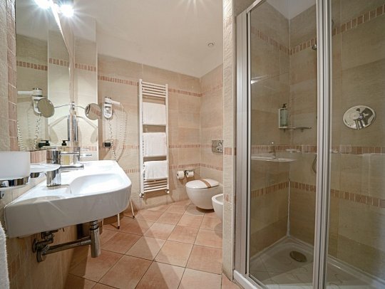 BV Airone Resort - Badezimmer Doppezimmer (Zimmercodierungen DB1, DB2 & DB3)