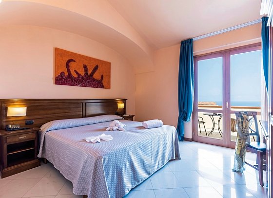 Hotel Tropis - Wohnbeispiel Doppelzimmer Meerblick (Zimmercodierung D1M)