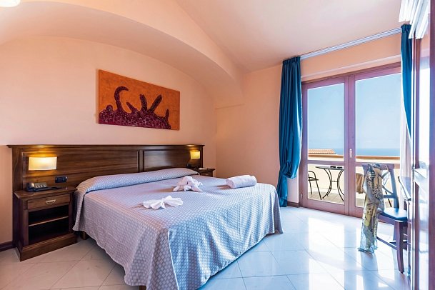 Hotel Tropis - Wohnbeispiel Doppelzimmer Meerblick (Zimmercodierung D1M)