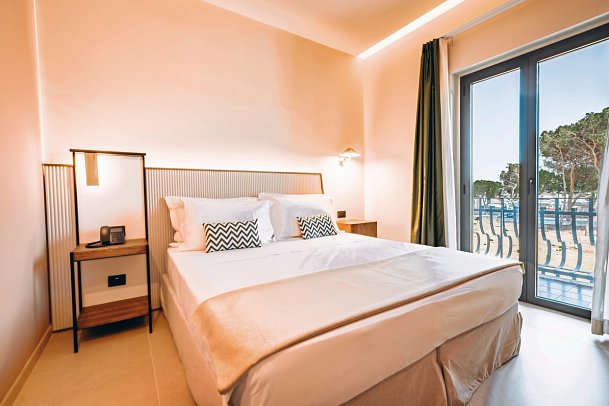 ananea Tropea Yachting Resort - Wohnbeispiel Doppelzimmer französischer Balkon (Zimmercodierung DB2)