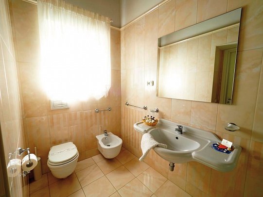 Palazzo Toraldo Di Francia - Badezimmer Beispiel Doppelzimmer (Zimmercodierung DB1)